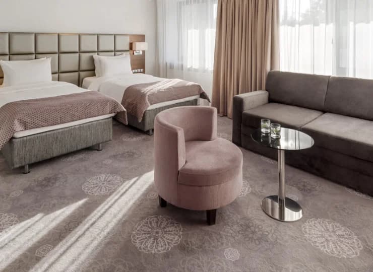 Hotel oferuje komfortowe i przestronne pokoje