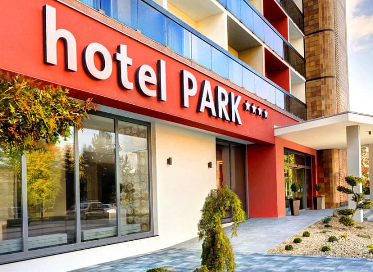 Czterogwiazdkowy hotel w miasteczku otoczonym górami i atrakcjami