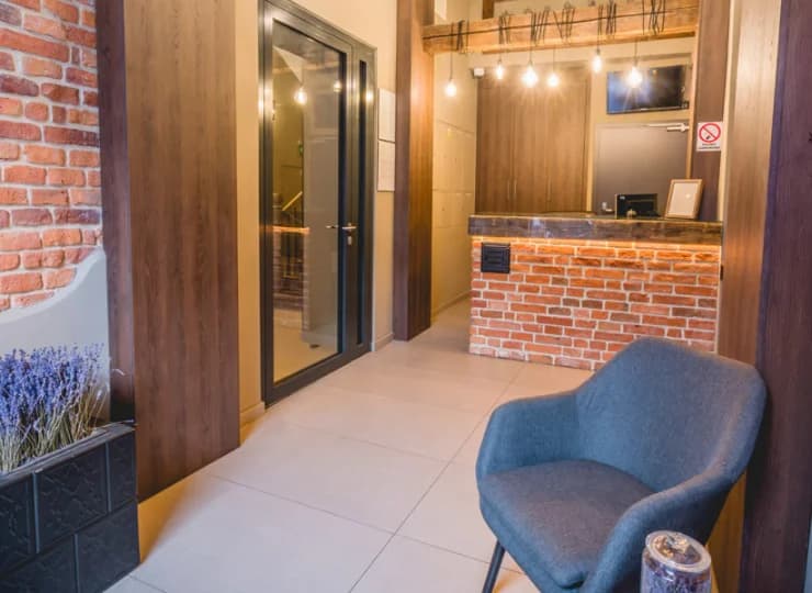Hotelowa recepcja czynna jest przez całą dobę, a w obiekcie działa wifi