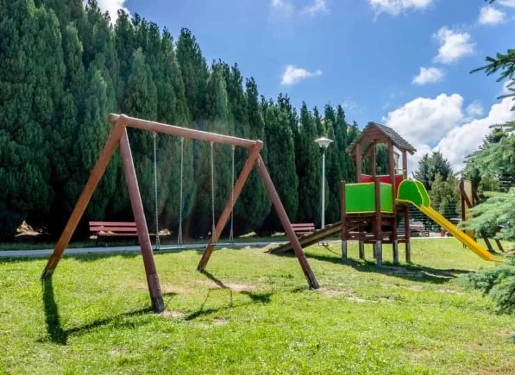 Dzieci mogą tu korzystać z placu zabaw