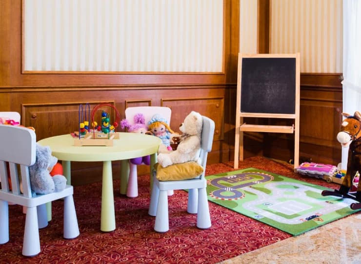 Dla dzieci przygotowano kącik zabaw oraz salę zbaw z małpim gajem