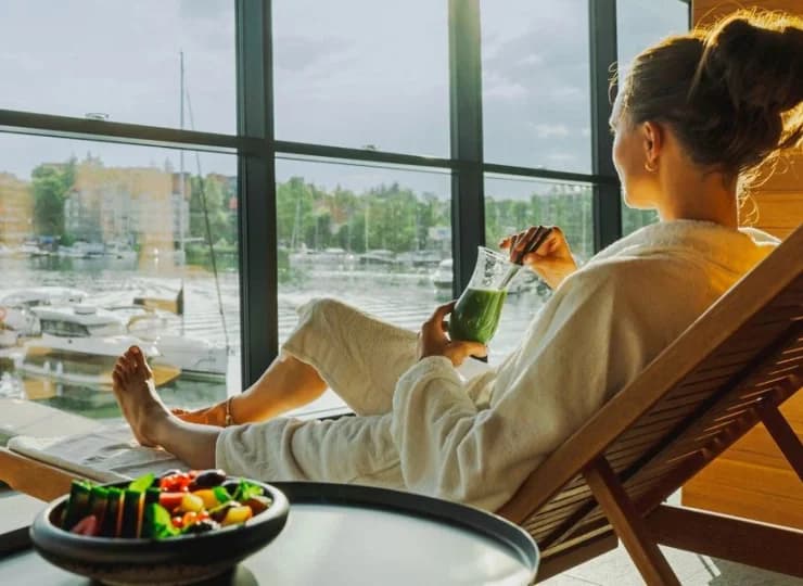 Hotel Mikołajki jest położony na Ptasiej Wyspie w Mikołajkach