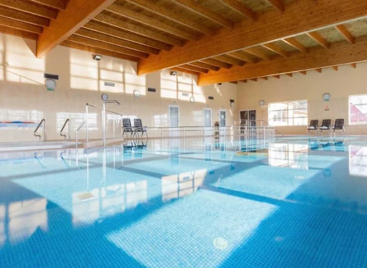 Posiada bogatą ofertę rekreacyjną, relaksacyjną i zabiegową