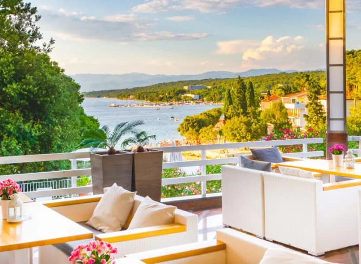 W hotelu znajduje się restauracja bufetowa, restauracje a la carte oraz bary