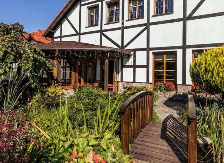 Otacza go ogród z placem zabaw i oczkiem wodnym
