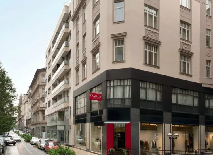 Ramada to hotel świetnie zlokalizowany w centrum, w V dzielnicy Budapesztu