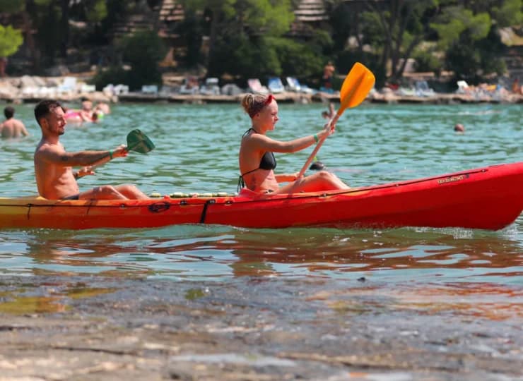 Pine Beach oferuje szeroki wybór aktywności sportowych, wśród nich np. kajaki