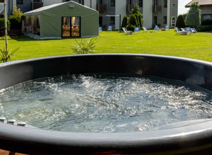 Zewnętrzne jacuzzi w formie balii to świetny sposób na relaks