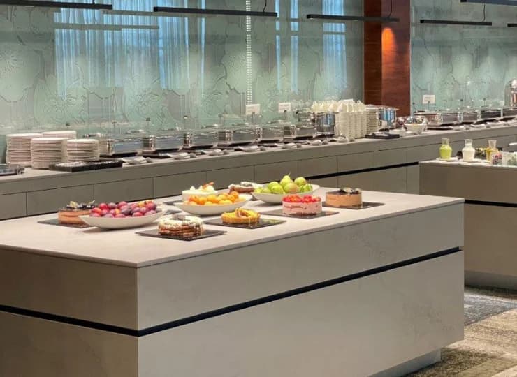 Główna restauracja bufetowa oferuje różnorodne śniadania i obiadokolacje