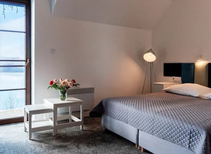 Każdy pokój jest wyposażony w wifi, TV, minilodówkę, zestaw kawowy i sejf