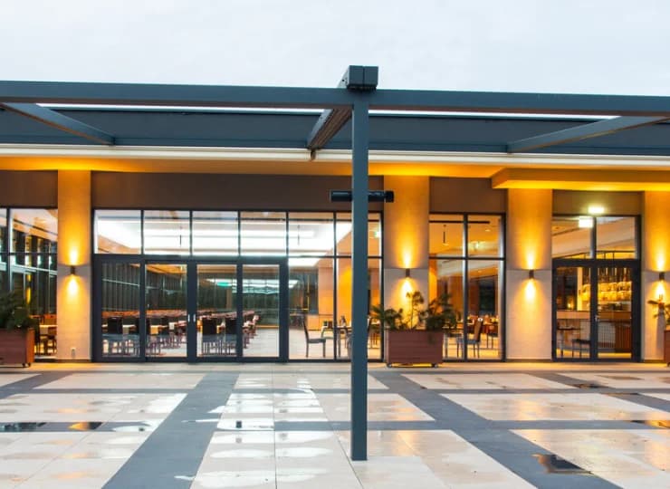 Śniadania i obiadokolacje są podawane w przestronnej sali restauracyjnej
