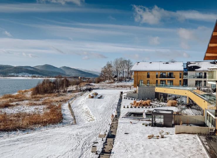 Hotel jest położony w sercu Karkonoszy, nad brzegiem Zalewu Sosnówka