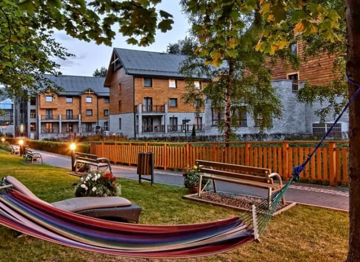 Przestrzeń wokół hotelu została zagospodarowana tak, by sprzyjać relaksowi