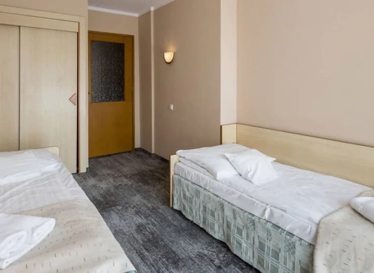 W pokojach jest szafa, lodówka, czajnik, TV, telefon, radio