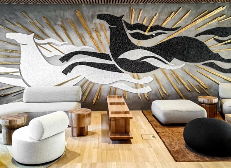 Wizytówką hotelu jest artystyczna mozaika w holu