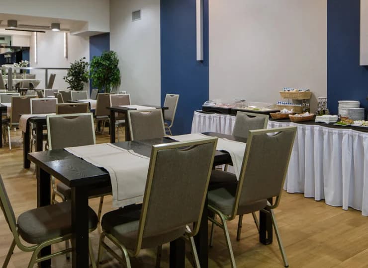 Każdego poranka dzień rozpoczyna się tutaj śniadaniem w formie bufetu