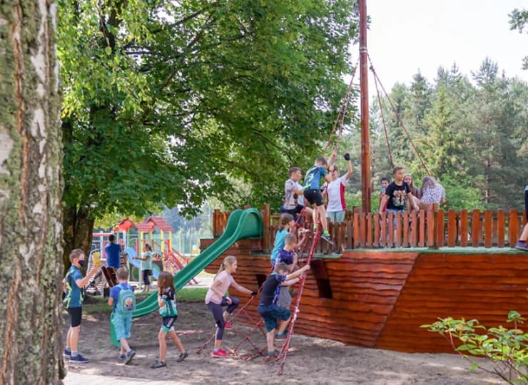 Na zewnątrz mieści się kilka placów zabaw