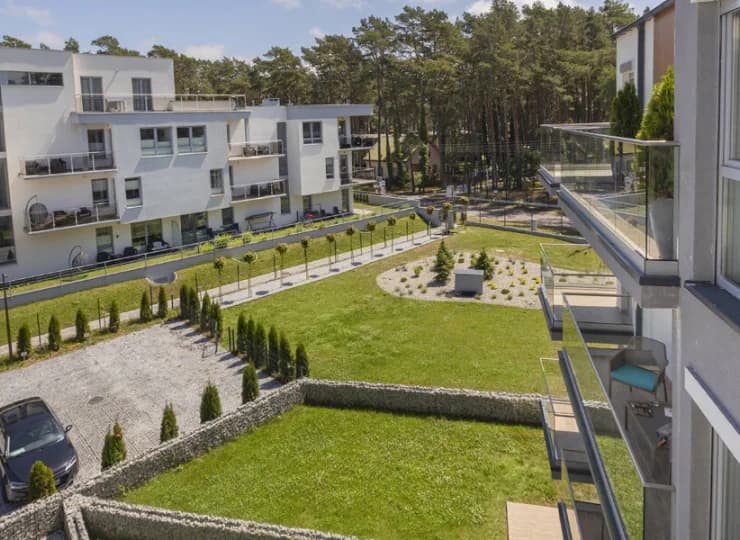 Kompleks apartamentów jest otoczony nadmorską zielenią