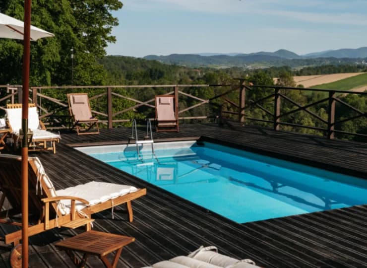 Zewnętrzny basen z zachwycającą panoramą Beskidów