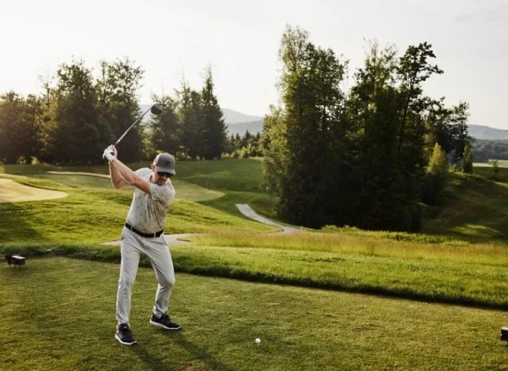 W pobliżu hotelu znajduje się 18-dołkowe pole golfowe