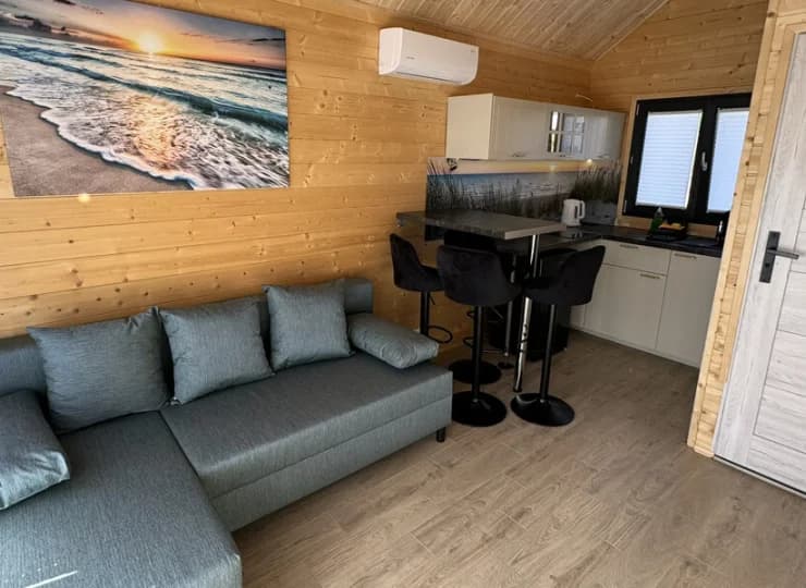 5-osobowy domek Kuba ma klimatyzowany salon z kanapą i kącikiem TV