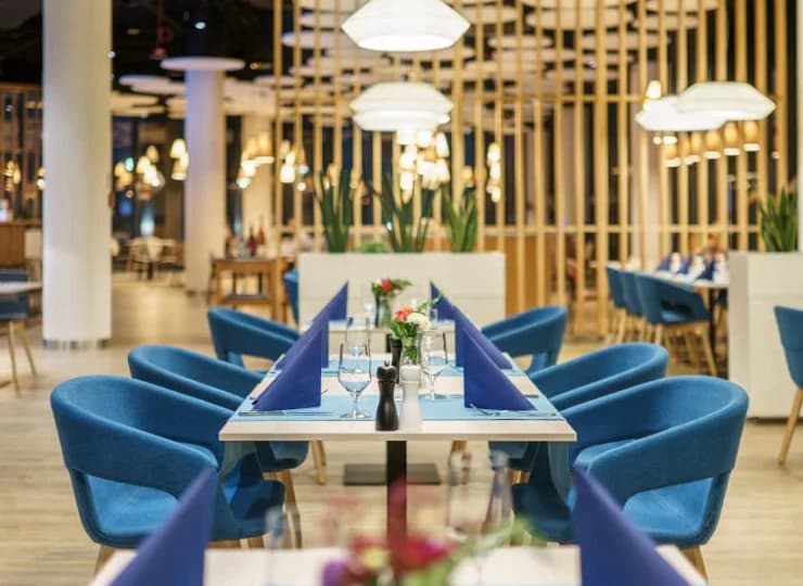 W hotelowym barze warto spróbować wymyślnych drinków i koktajli