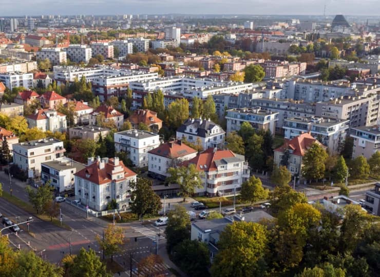 Hotel mieści się w zielonej części miasta, naprzeciw parku, blisko Areny Poznań