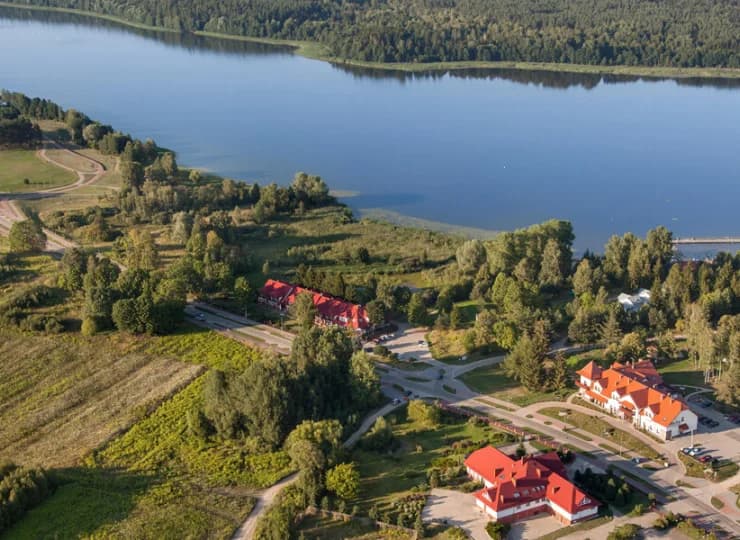 Hotel jest położony nad jeziorem Gołdap w uzdrowiskowym miasteczku Gołdap