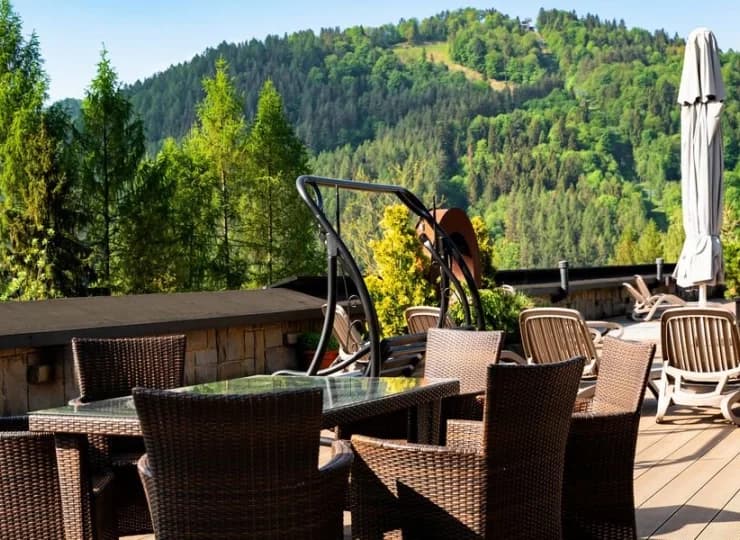 Hotel posiada taras z widokiem na góry