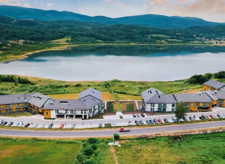 Hotel jest położony w sercu Karkonoszy, nad brzegiem Zalewu Sosnówka
