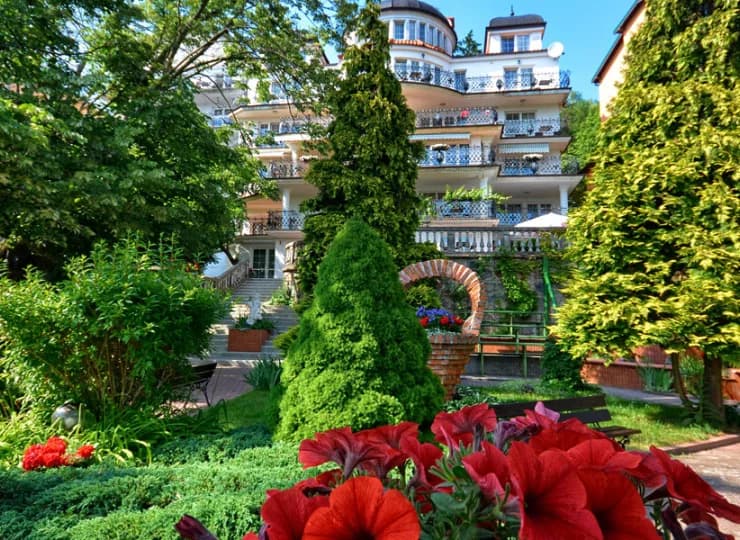 Unikalny hotel jest otoczony pięknym i bujnym ogrodem