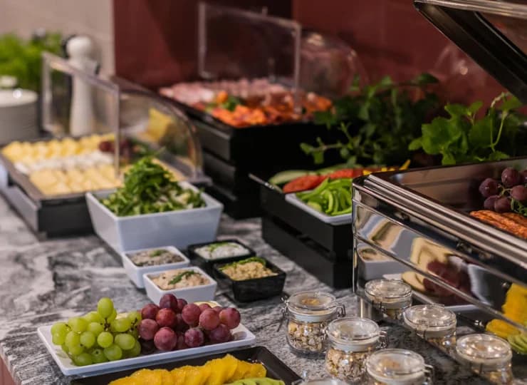 Śniadania odbywają się w formie urozmaiconego bufetu