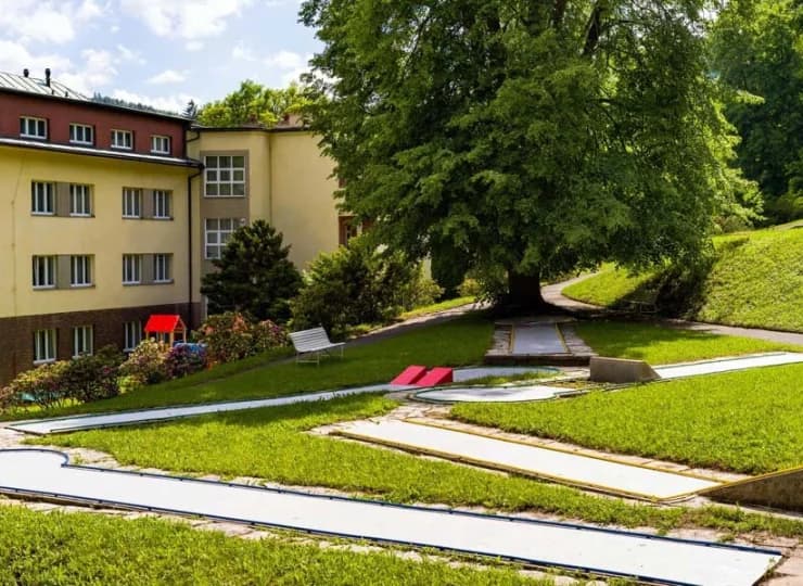 Jest tu także pole do minigolfa