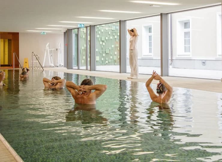 W jednym z basenów są organizowane zajęcia z aqua aerobiku