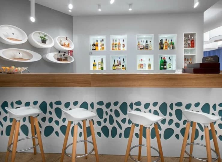 Restauracja dodatkowo posiada bogatą ofertę win i koktajli