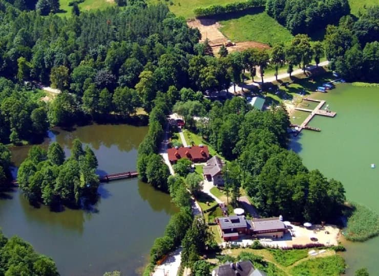 Dworek Wapionka jest wspaniale położony wśród jezior, wzgórz i lasów