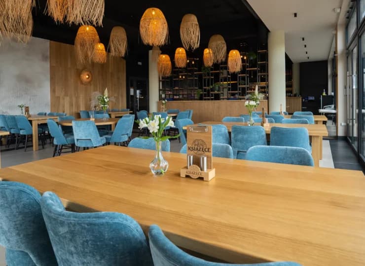 W apartamentowcu znajduje się restauracja Aqua Polanki