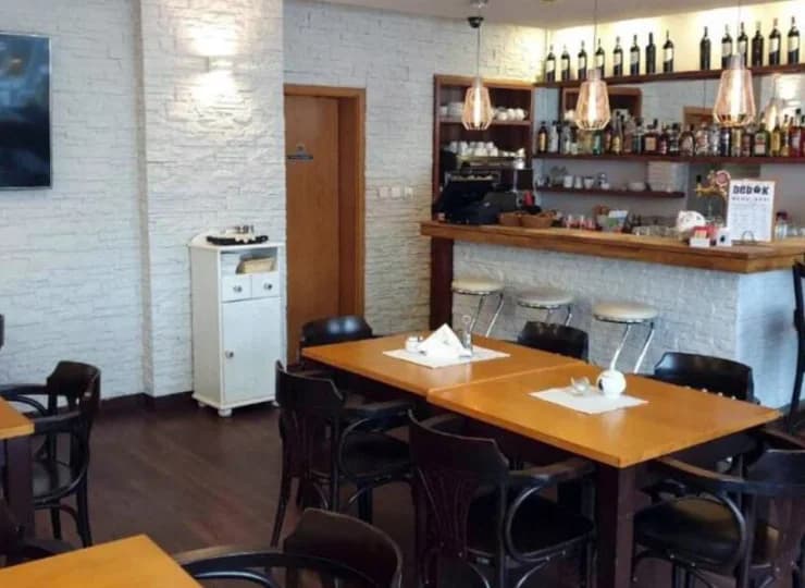 W hotelowej restauracji można zjeść śniadania i obiadokolacje