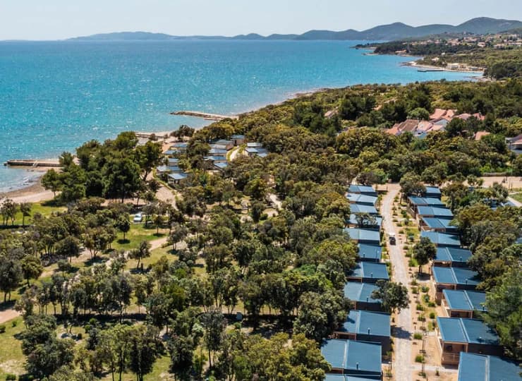 Lopari Camping Resort jest położony przy plaży