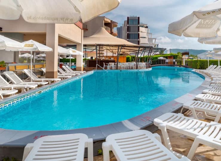 Hotel ma dwa zewnętrzne baseny otoczone leżakami