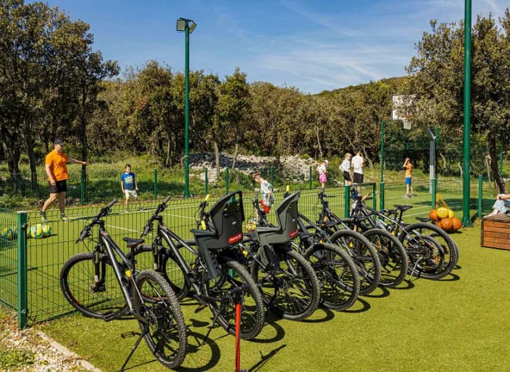 W resorcie są wielofunkcyjne boiska sportowe