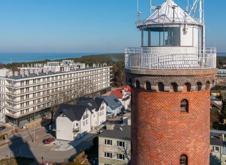 Resort Król Plaza sąsiaduje z zabytkową latarnią morską