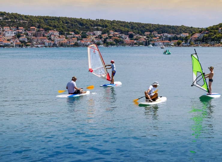Można wypożyczyć m.in. deski do SUP, sprzęt do windsurfingu, rowerki wodne