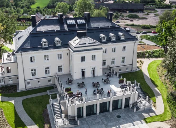 Pałac Komierowo to świetny wybór dla osób ceniących zabytkowe, luksusowe hotele