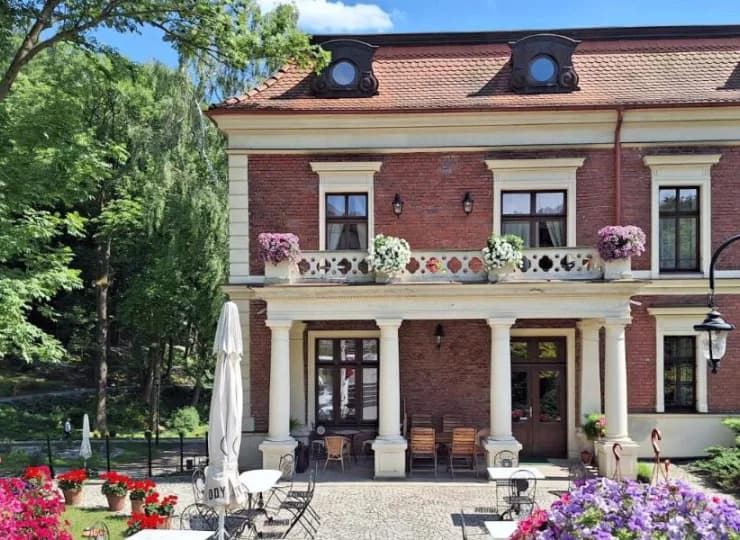 Hotel Charlotta jest położony w urokliwej miejscowości Jedlina-Zdrój