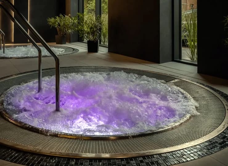 Jest tu nie tylko basen i sauna, ale także wanny jacuzzi