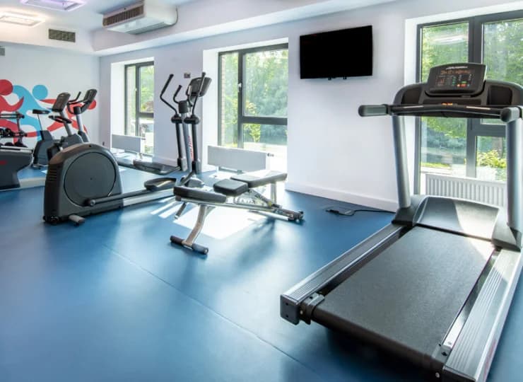 Mieści się w nim całodobowe centrum fitness