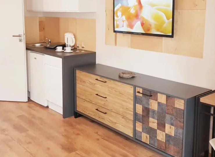 W salonie apartamentu także mieści się aneks kuchenny