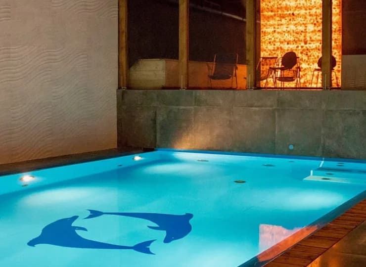 Nowoczesny Hotel Amber Port posiada kameralny basen z przeciwprądem