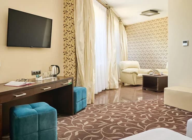W hotelu DeSilva do dyspozycji znajdują się 2-osobowe pokoje i apartamenty